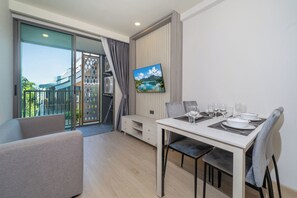 Condo, sacada, vista para a piscina | Opções para refeição