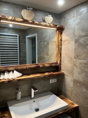 Bathroom - Studio Apartment 'Gartenblick' with Wi-Fi (Königsfeld im Schwarzwald)