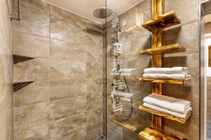 Shower, hair dryer, towels - Studio Apartment 'Gartenblick' with Wi-Fi (Königsfeld im Schwarzwald)