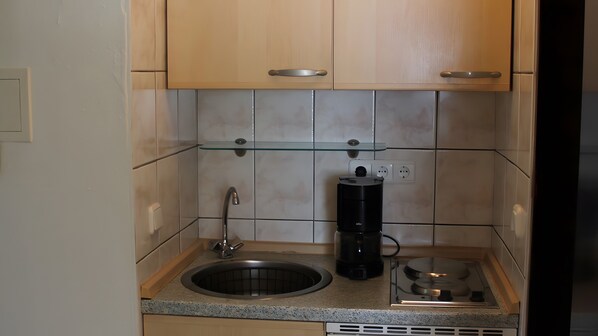 Fridge, stovetop, coffee/tea maker, electric kettle