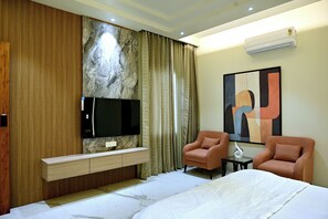 7 bedrooms, iron/ironing board, WiFi, bed sheets - Grand 6-Bedroom Luxury Villa – Where Elegance Meets Ultimate Comfort (Amritsar)