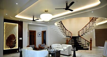 Grand 6-Bedroom Luxury Villa – Where Elegance Meets Ultimate Comfort