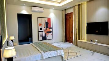 7 bedrooms, iron/ironing board, WiFi, bed sheets
