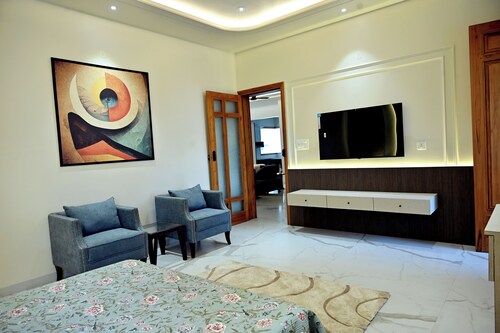 Grand 6-Bedroom Luxury Villa – Where Elegance Meets Ultimate Comfort