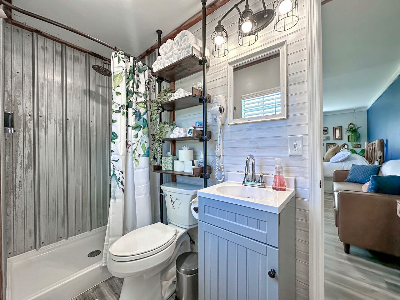 Towels, soap, shampoo, toilet paper