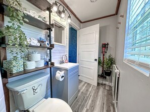 Towels, soap, shampoo, toilet paper - Cozy Tiny Home Cabin in Eva, TN (Eva)
