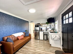 TV - Cozy Tiny Home Cabin in Eva, TN (Eva)