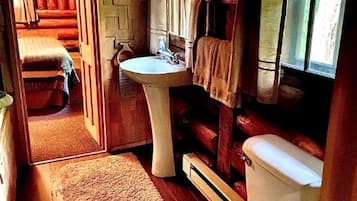 Banheira de hidromassagem, toalhas de banho, sabonete, shampoo