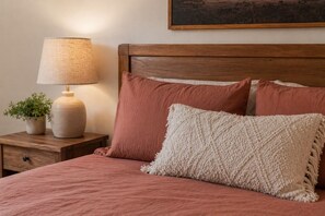 Comfort Suite - Oak & Ivy Suites (Toronto)