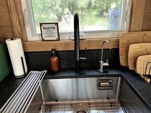 KĂŒhlschrank, Mikrowelle, Herdplatte, Wasserkocher mit Kaffee-/Teezubehör
