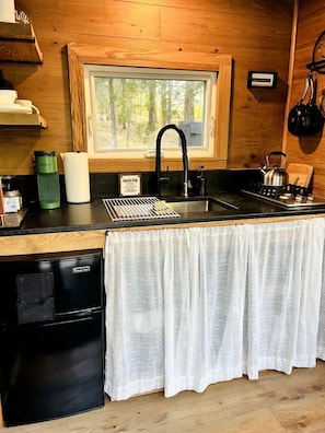 Frigorífico, microondas, placa de cocina y cafetera o tetera