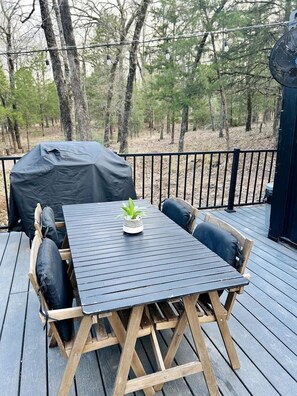 Outdoor dining - Romantic Container with Jacuzzi Great for a Couples Retreat in Texas (Eustace)