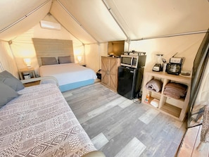 1 bedroom, WiFi, bed sheets - Glamp Like Never Before: Safari Tent Rental Paradise in Cibolo, Texas (Kingsbury)