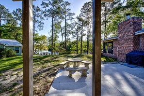 Outdoor dining - Ochlockonee River Cottage with Scenic Island Vista in Wakulla County, FL (Sopchoppy)