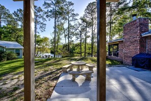 Outdoor dining - Ochlockonee River Cottage with Scenic Island Vista in Wakulla County, FL (Sopchoppy)
