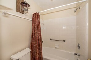 Towels, soap, shampoo - Ochlockonee River Cottage with Scenic Island Vista in Wakulla County, FL (Sopchoppy)