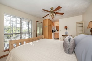 1 bedroom, WiFi, bed sheets - Ochlockonee River Cottage with Scenic Island Vista in Wakulla County, FL (Sopchoppy)