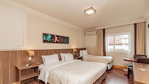 A hotel room with a large bed, two bedside tables, a desk, and a window with curtains. - Flat in Serrano with full access to the Wish Resort. (Gramado)