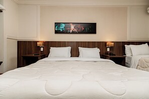 A hotel room with a large bed, two bedside tables with lamps, a headboard, and a framed artwork on the wall. - Flat in Serrano with full access to the Wish Resort. (Gramado)