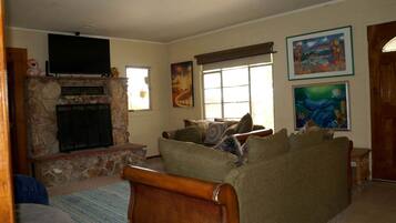 TV, fireplace