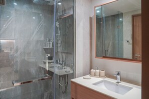 Secadora de cabello, toallas, jabón, papel de baño 
