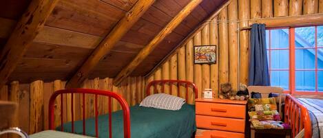 3 bedrooms, desk, WiFi, bed sheets