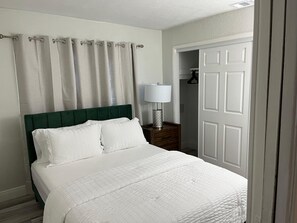 3 habitaciones, tabla de planchar con plancha, wifi y ropa de cama 