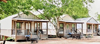 Ideal Glamping Getaway - Luxurious Tented Cabin by the Geronimo Creek in Seguin, Texas