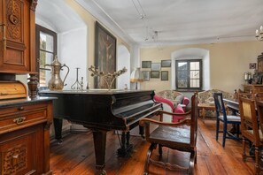 Interior - Schloss Berg Klösterle – Historic Monastery with Spacious Holiday Apartments (Zedlitzdorf)