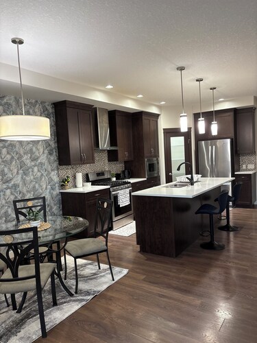 3-bedroom house in pleasant Calgary with cool AC for relaxing stays
