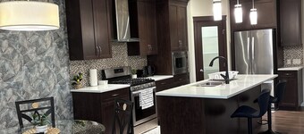 3-bedroom house in pleasant Calgary with cool AC for relaxing stays