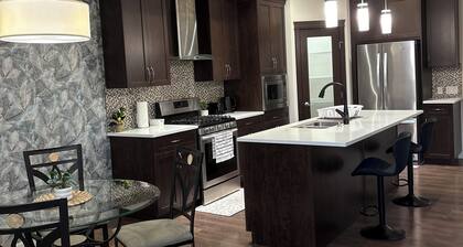 3-bedroom house in pleasant Calgary with cool AC for relaxing stays
