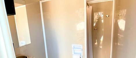 Un baño pequeño con inodoro, lavabo y espejo.