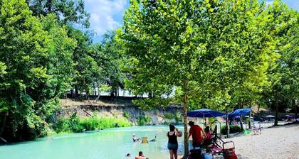 Family-Friendly and Fun-Filled Glamping Getaway: Amazing Safari Tent on the San Marcos River near Kingsbury, Texas