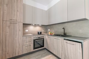 Kühlschrank, Mikrowelle, Ofen, Herdplatte