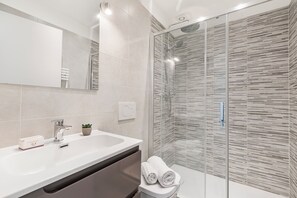 Shower, towels - Porto Letizia Napoli 2, Porlezza, Italy (Porlezza)