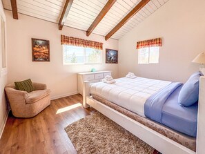 4 bedrooms, iron/ironing board, internet, bed sheets