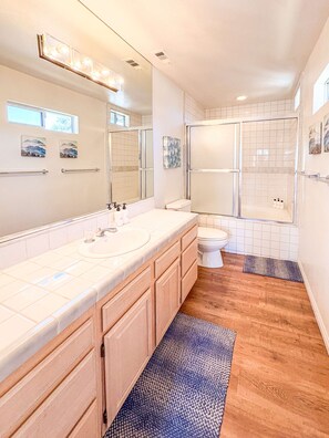 Hair dryer, towels, soap, toilet paper - New! Bearadise ~ Charming Cabin Getaway (Big Bear Lake)