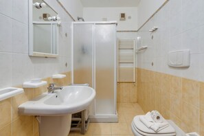 Shower, bidet, towels - Porto Letizia Leoncavallo 8, Porlezza, Italy (Porlezza)