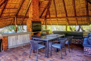 Outdoor dining - 100 On Kayburne Guesthouse (Randburg)