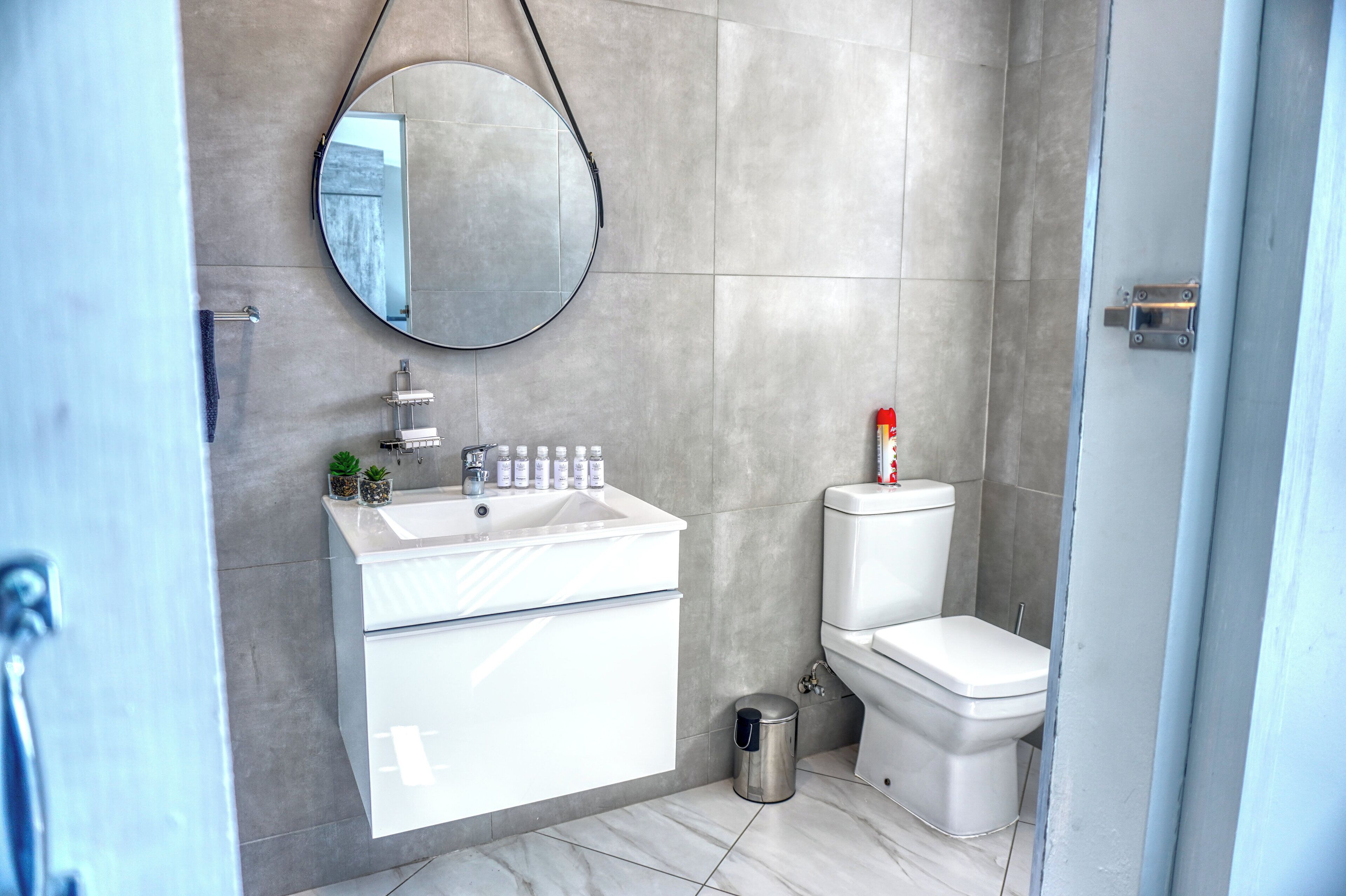Executive Studio Suite, Pool View | Bathroom