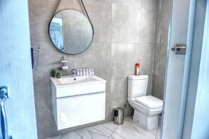 Luxury Room, Pool View | Bathroom - 100 On Kayburne Guesthouse (Randburg)