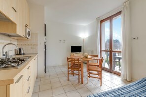 Fridge, microwave, stovetop, cookware/dishes/utensils - Porto Letizia Bach 8, Porlezza, Italy (Porlezza)