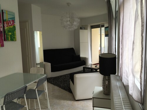 On the seafront, comfortable studio near Garavan station.