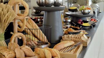 Free daily buffet breakfast