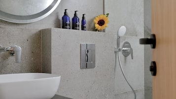 Deluxe Double or Twin Room, Balcony, Mountain View | Bathroom