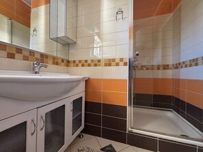 Shower, hair dryer, towels - Charming Apartment Secret Garden (Lukoran)