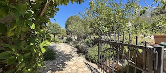 Charming Apartment Secret Garden