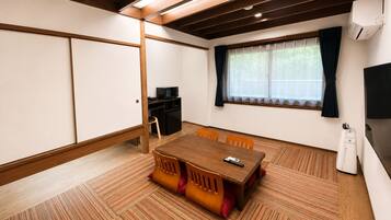 Family Room, Non Smoking | Desk, free WiFi