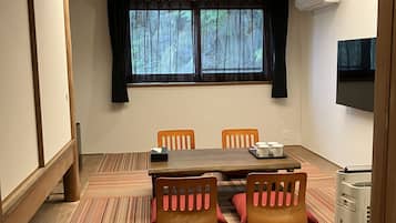 Family Room, Non Smoking | Dining